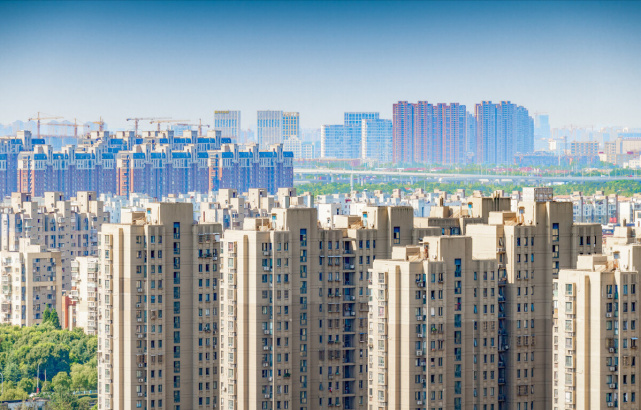 小产权房可以住多少年,遇到拆迁,补偿给谁（大产权房可以住多少年）这3类房的贬值速度，未来会愈来愈快，懂行的人都在悄悄套现，