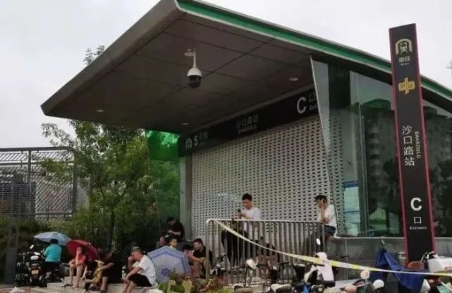 他是抵达郑州地铁5号线的第一批救援人员休闲区蓝鸢梦想 - Www.slyday.coM 他是抵达郑州地铁5号线的第一批救援人员休闲区蓝鸢梦想 - Www.slyday.coM