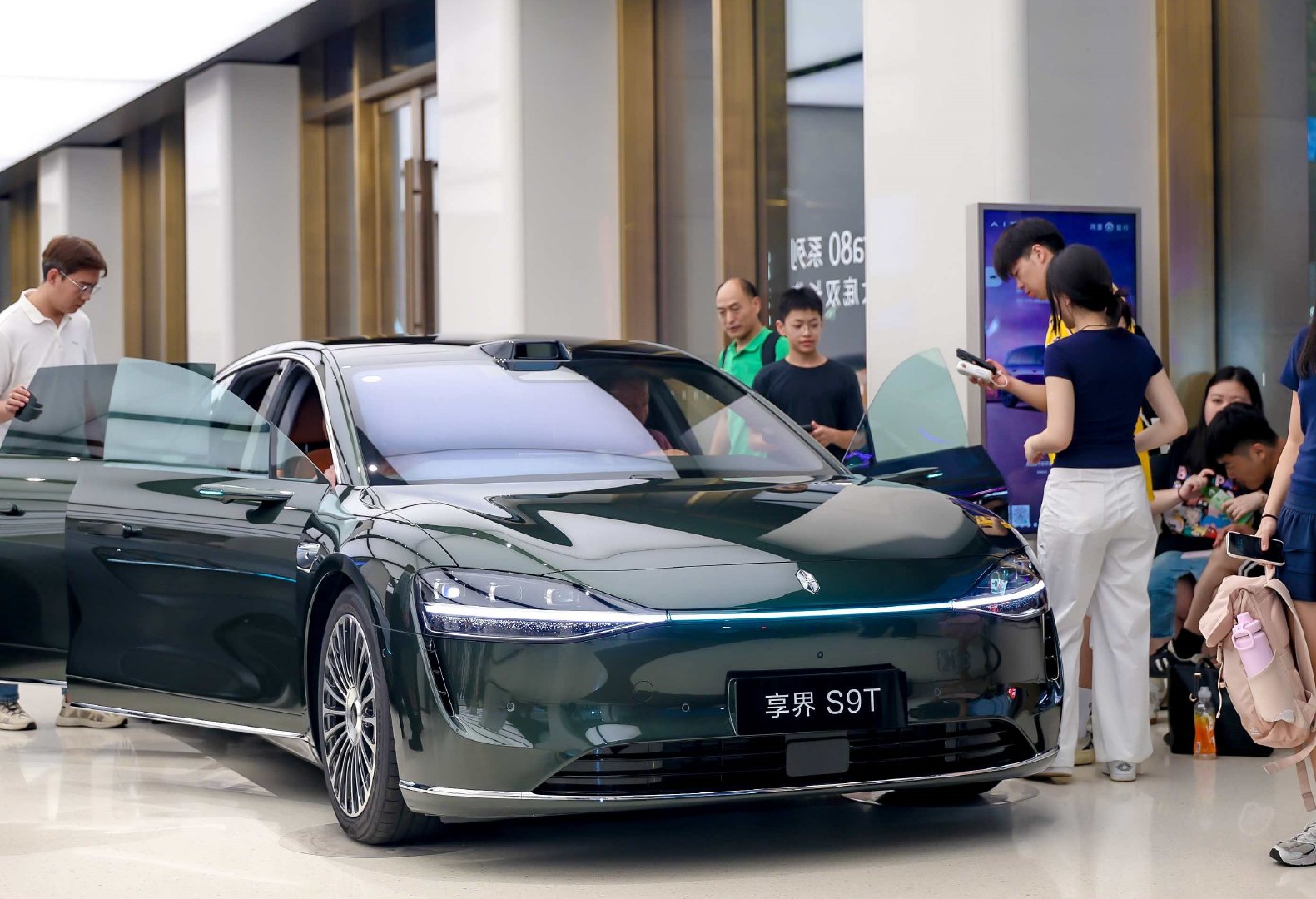 中国旅行车亮相车展引外国友人试驾热潮