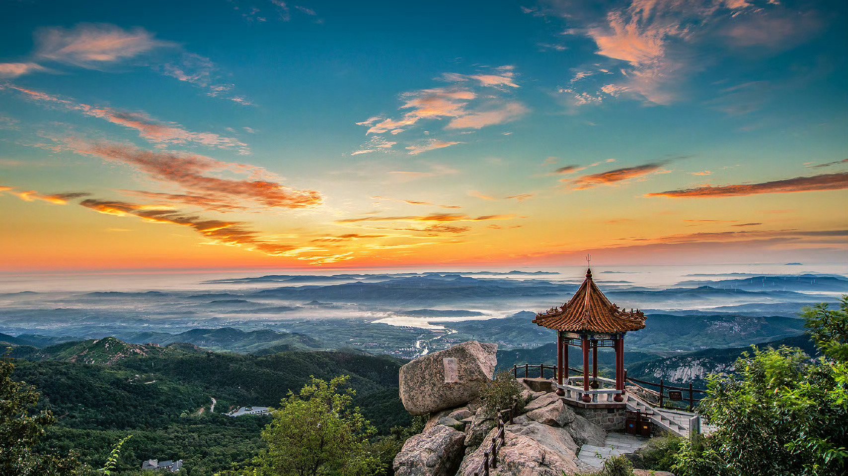 东镇沂山，作为镇山之首，有“大海东来第一山”之说，素享泰山为五岳之尊…