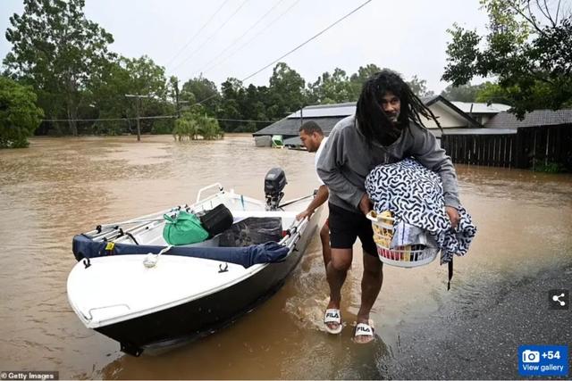 澳洲多地遭恐怖洪水暴袭，全城被淹，专家：雨还要下数月