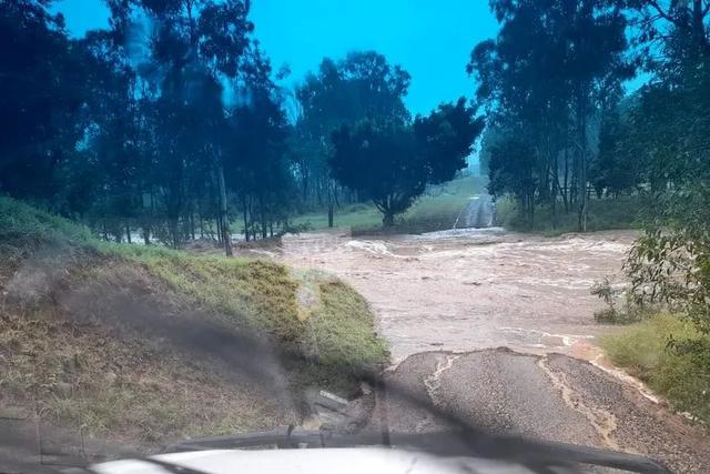 澳洲多地遭恐怖洪水暴袭，全城被淹，专家：雨还要下数月
