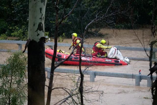 澳洲多地遭恐怖洪水暴袭，全城被淹，专家：雨还要下数月