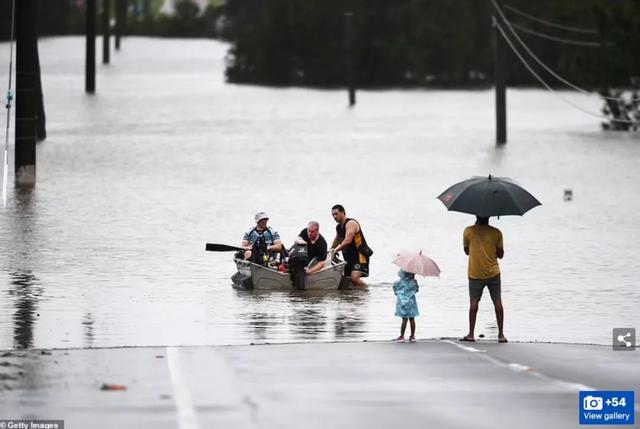 澳洲多地遭恐怖洪水暴袭，全城被淹，专家：雨还要下数月