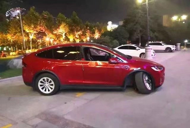 特斯拉天窗被“吹飞”,究其原因又是“第三方”的锅? 特斯拉天窗被“吹飞”,究其原因又是“第三方”的锅?