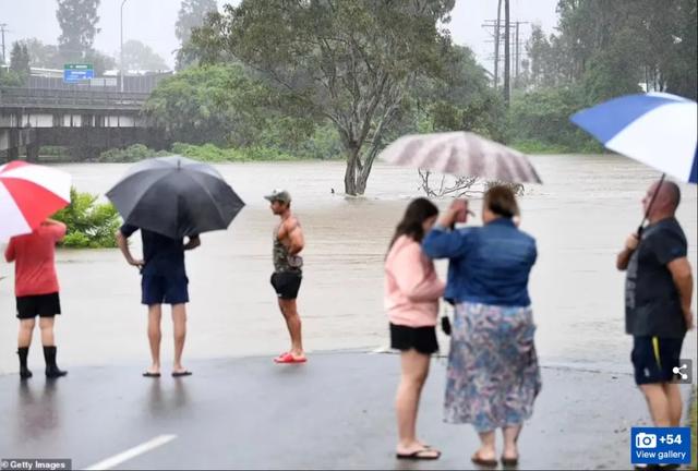 澳洲多地遭恐怖洪水暴袭，全城被淹，专家：雨还要下数月