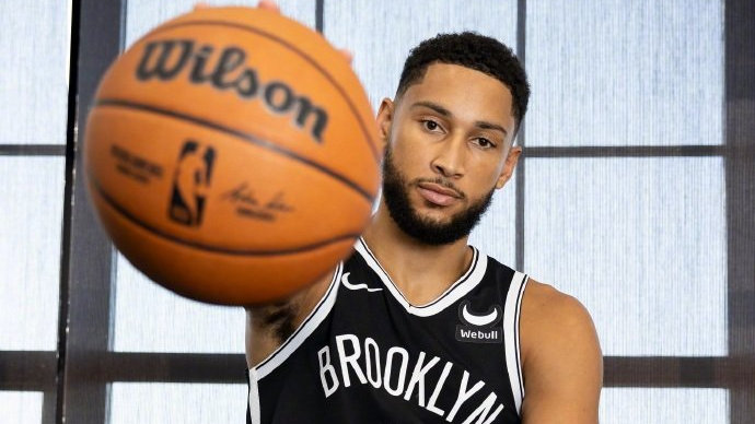 西蒙斯防守端全面爆发贡献多次抢断与盖帽