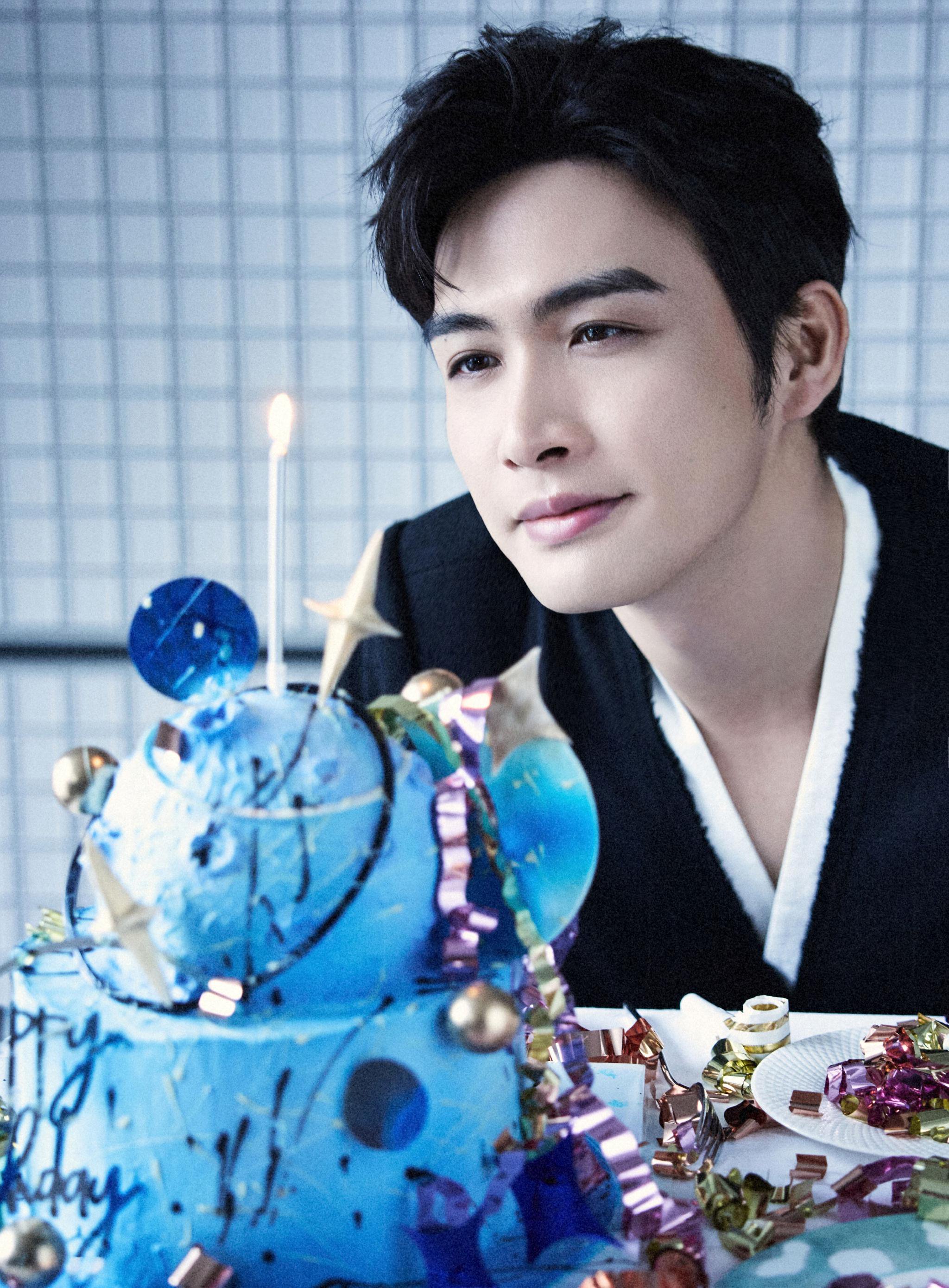 张彬彬33岁生日写真曝光，黑西装蓝色蛋糕许愿