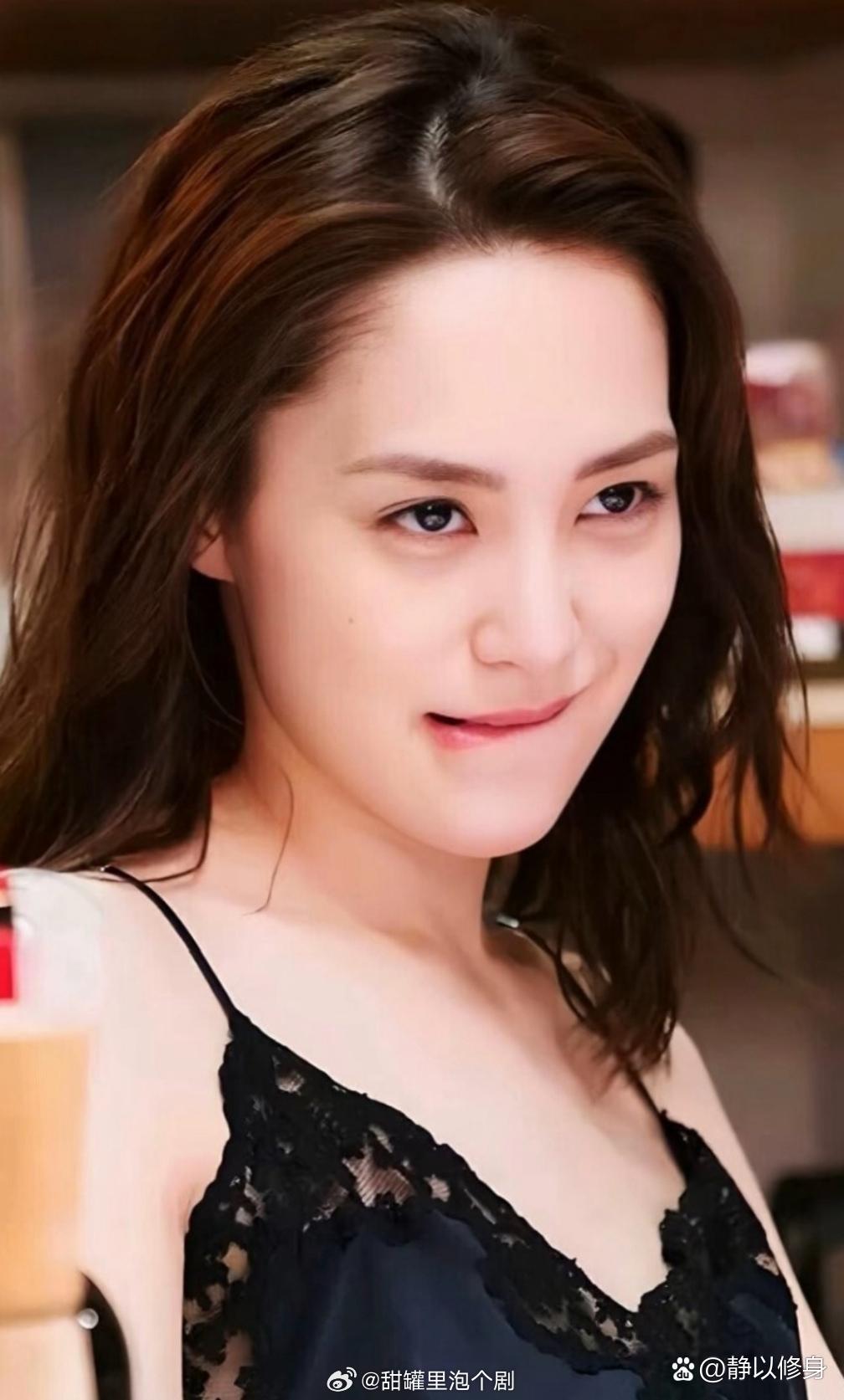 钟欣潼眼神诉说心底秘密气质迷人