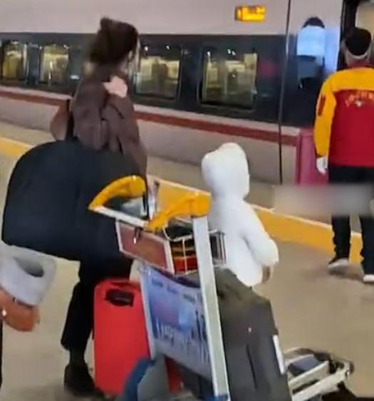 区别对待?老外一家坐高铁”不戴口罩“乘务员却不管?列车长回应休闲区蓝鸢梦想 - Www.slyday.coM 区别对待?老外一家坐高铁”不戴口罩“乘务员却不管?列车长回应休闲区蓝鸢梦想 - Www.slyday.coM