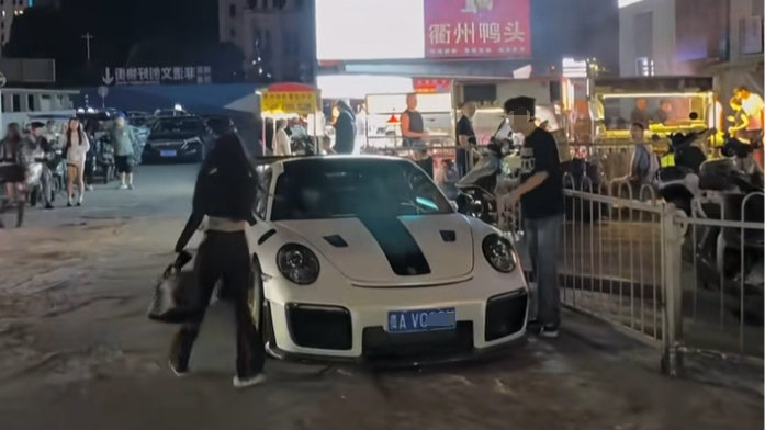 女子当街脚踹保时捷911挡风玻璃 知情人：车是租来的