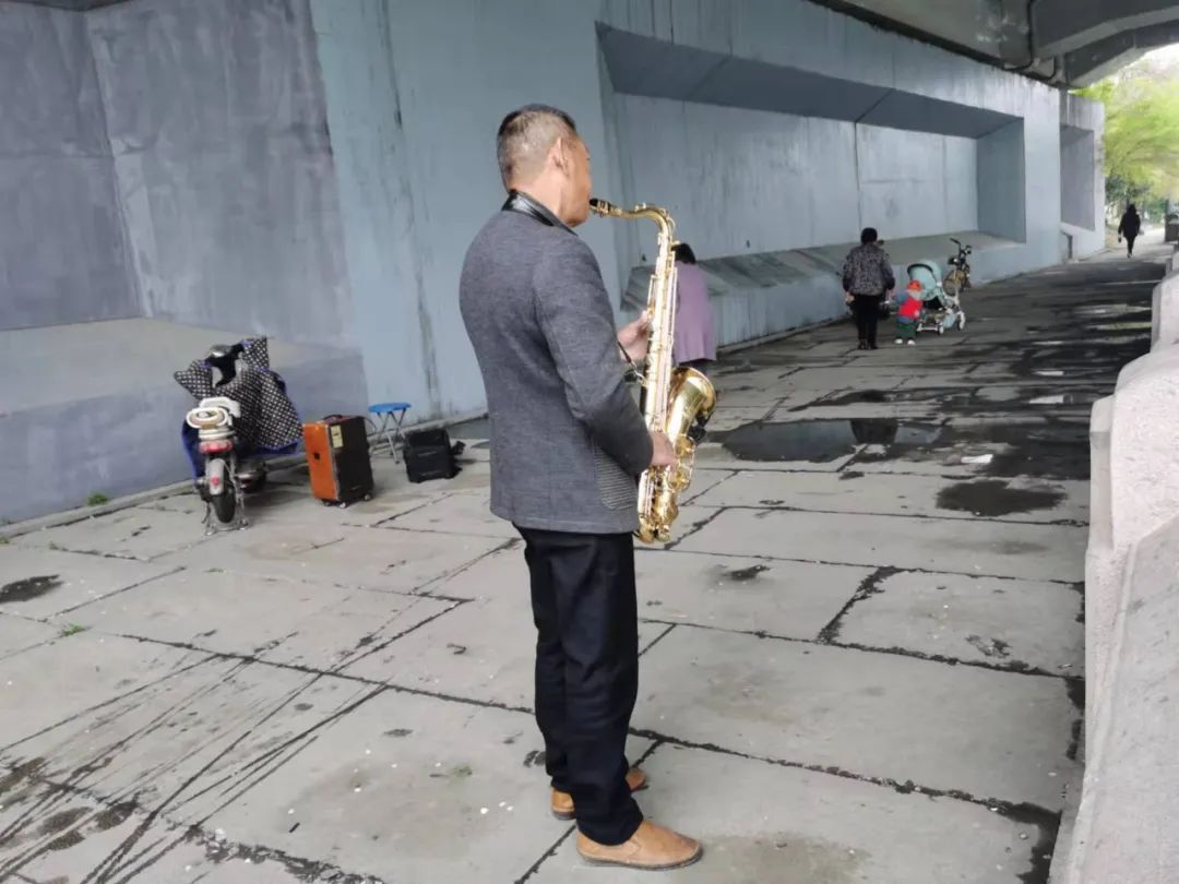 “365天听得人都抑郁了”,桥下吹萨克斯的大哥,音量可以低点吗休闲区蓝鸢梦想 - Www.slyday.coM “365天听得人都抑郁了”,桥下吹萨克斯的大哥,音量可以低点吗休闲区蓝鸢梦想 - Www.slyday.coM