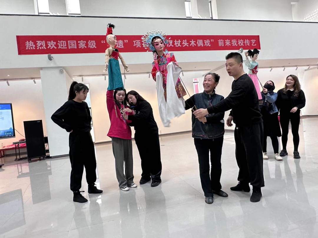 “非遗”文化进校园 中南民大师生近距离学习木偶表演