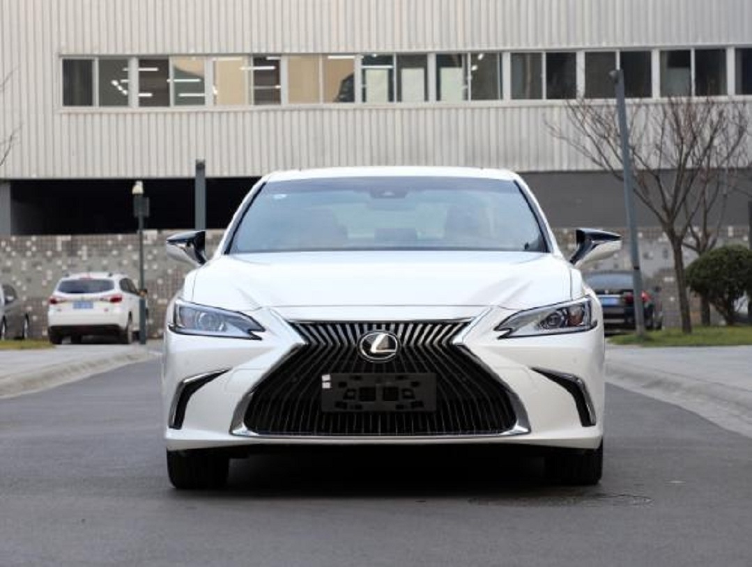 与奔驰E级同级,这款日系豪车29万起,老司机:加价仍一车难求