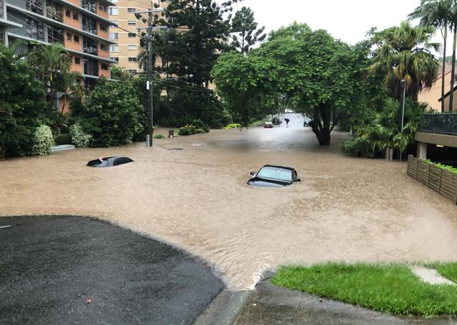 澳洲多地遭恐怖洪水暴袭，全城被淹，专家：雨还要下数月