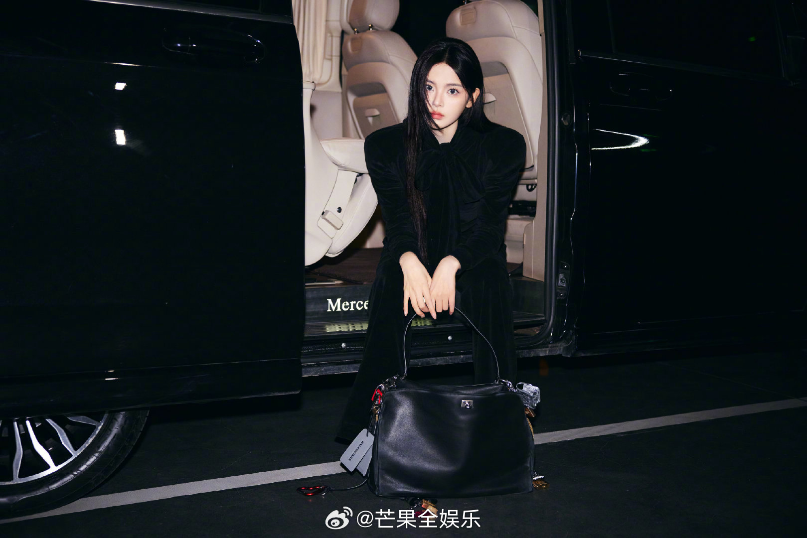 杨超越亮相巴黎时尚活动状态舒展