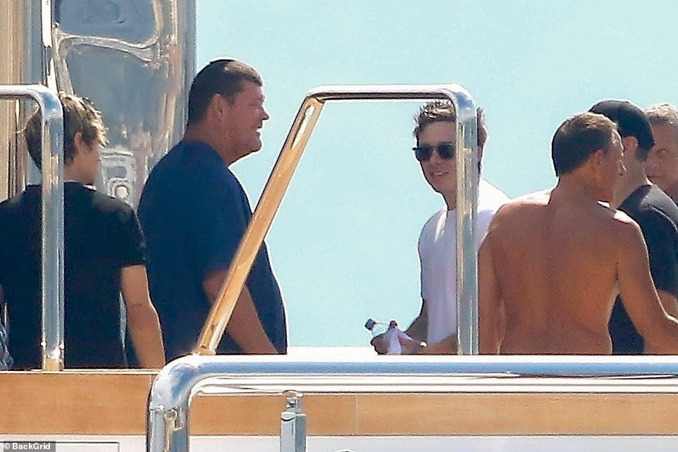 “澳洲赌王”海上举行派对,游艇超级豪华,大布还表演高难度跳水