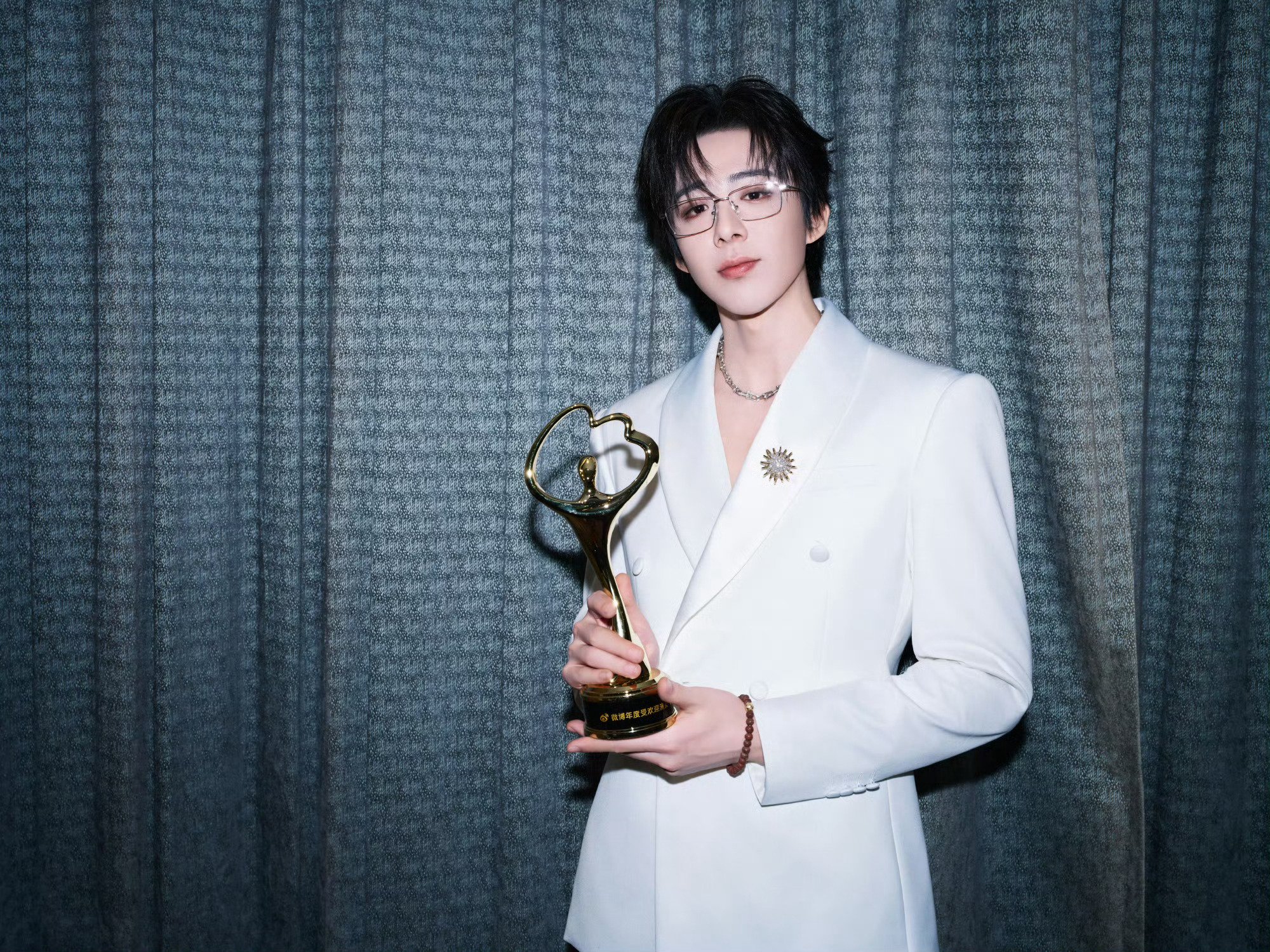 刘宇宁晒与张凌赫曾舜晞合照，称将唱好歌演好戏做好人