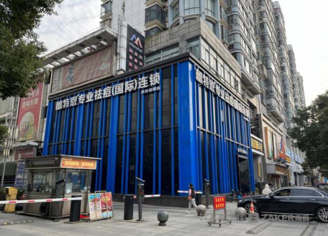 蕾特恩祛痘修护网上标价8.9元 男子到店后陆