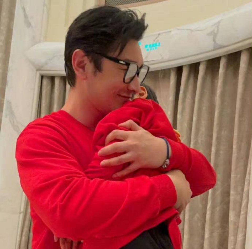 黄晓明和杨颖Angelababy儿子都长这么大了，遗传了父母的高颜值