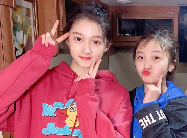 林妙可探班关晓彤!都是童星出身,如今的地位却已是差距甚大 林妙可探班关晓彤!都是童星出身,如今的地位却已是差距甚大