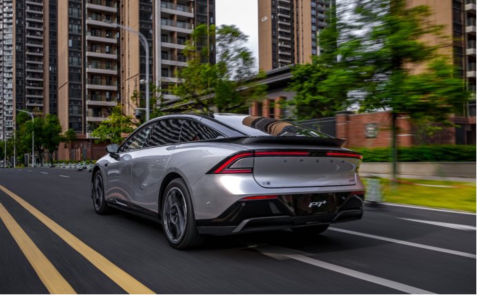 20万级别纯电轿跑PK 小鹏P7+ VS银河E8