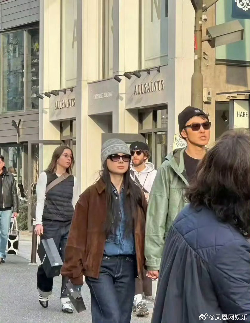 阮经天与小20岁女友日本逛街十指紧扣