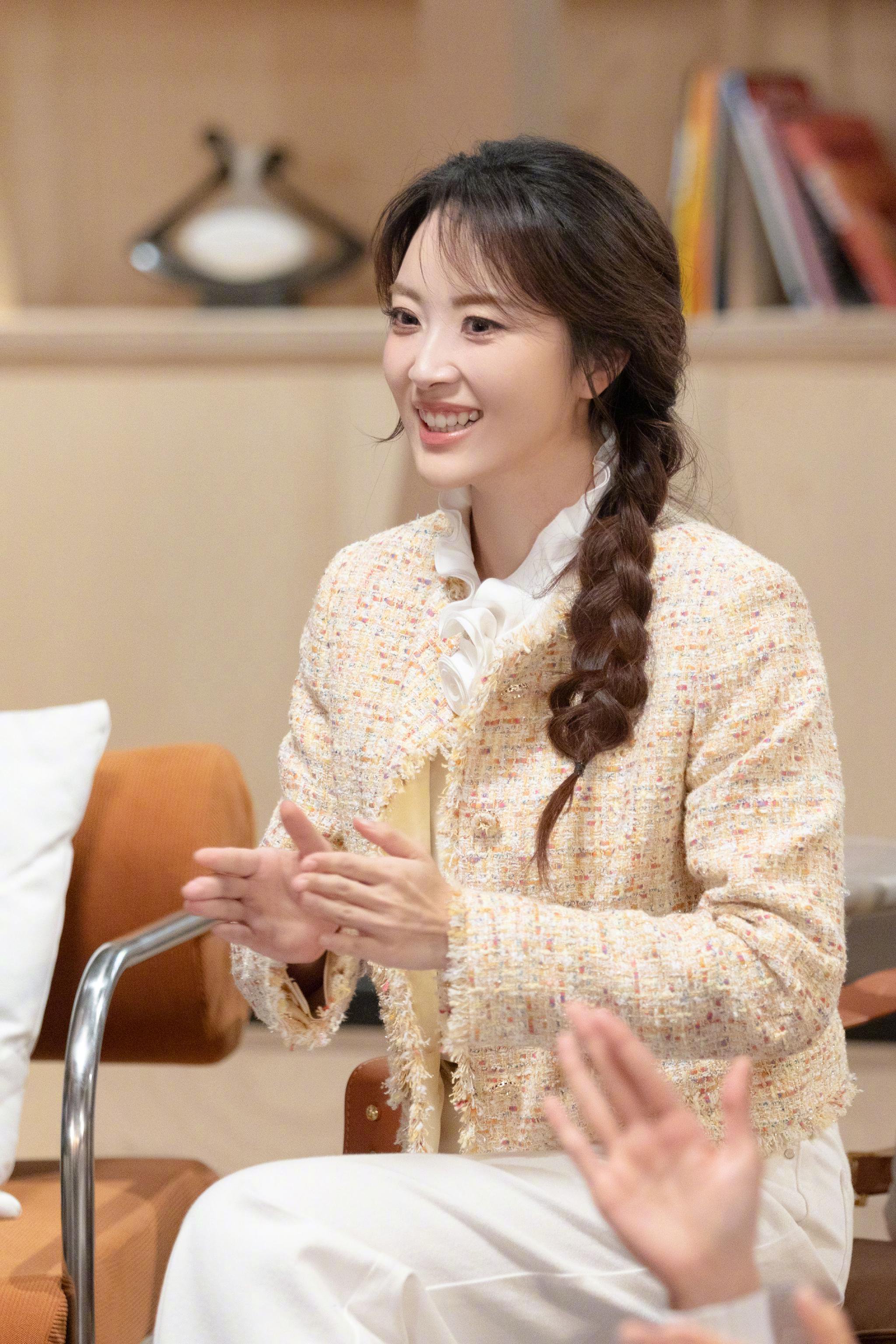 郭采洁谈热恋一辈子主张，今中午湖南卫视《背后》播出