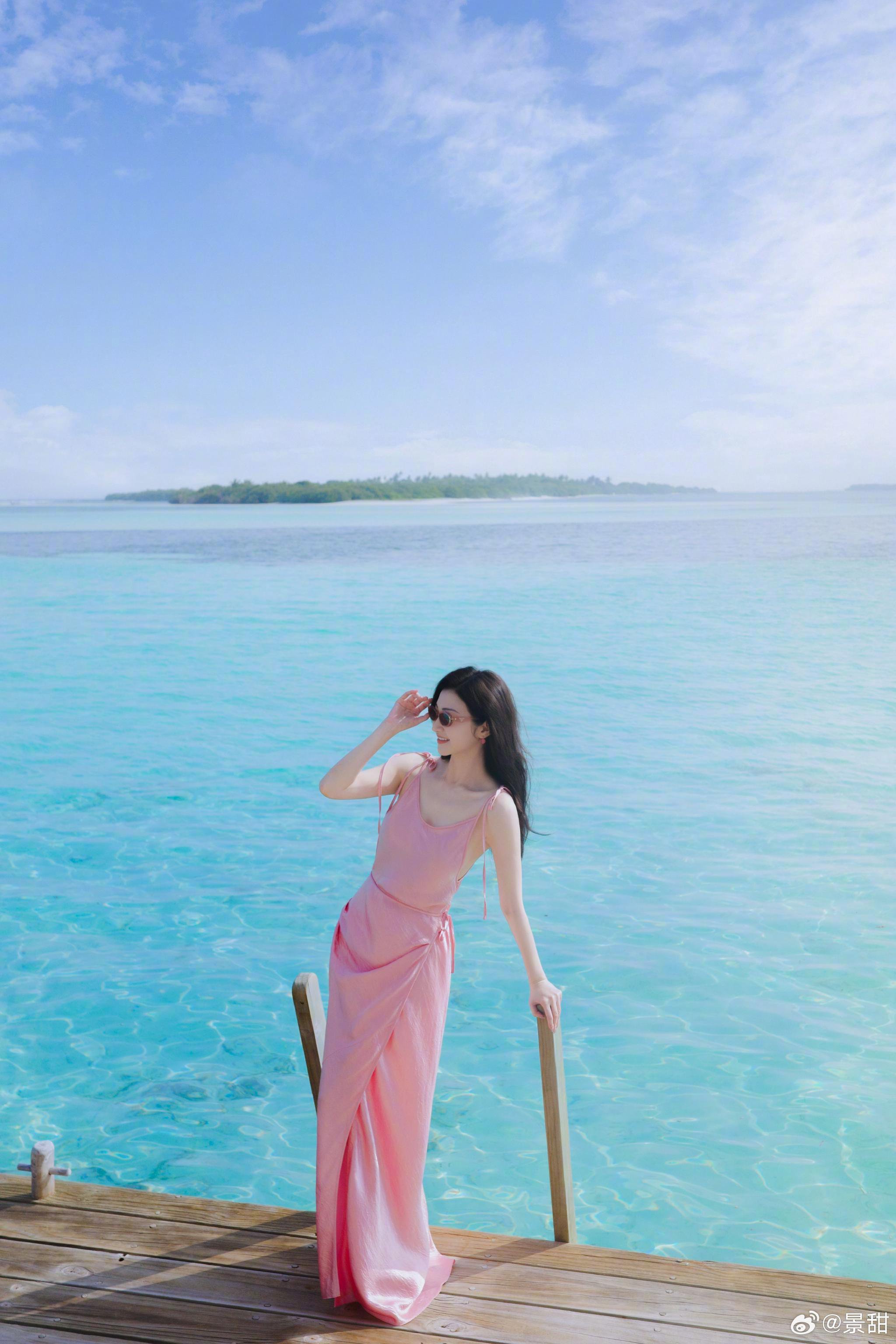 景甜分享海边大片，粉裙造型好明媚好温柔，谁看了能不心动呢