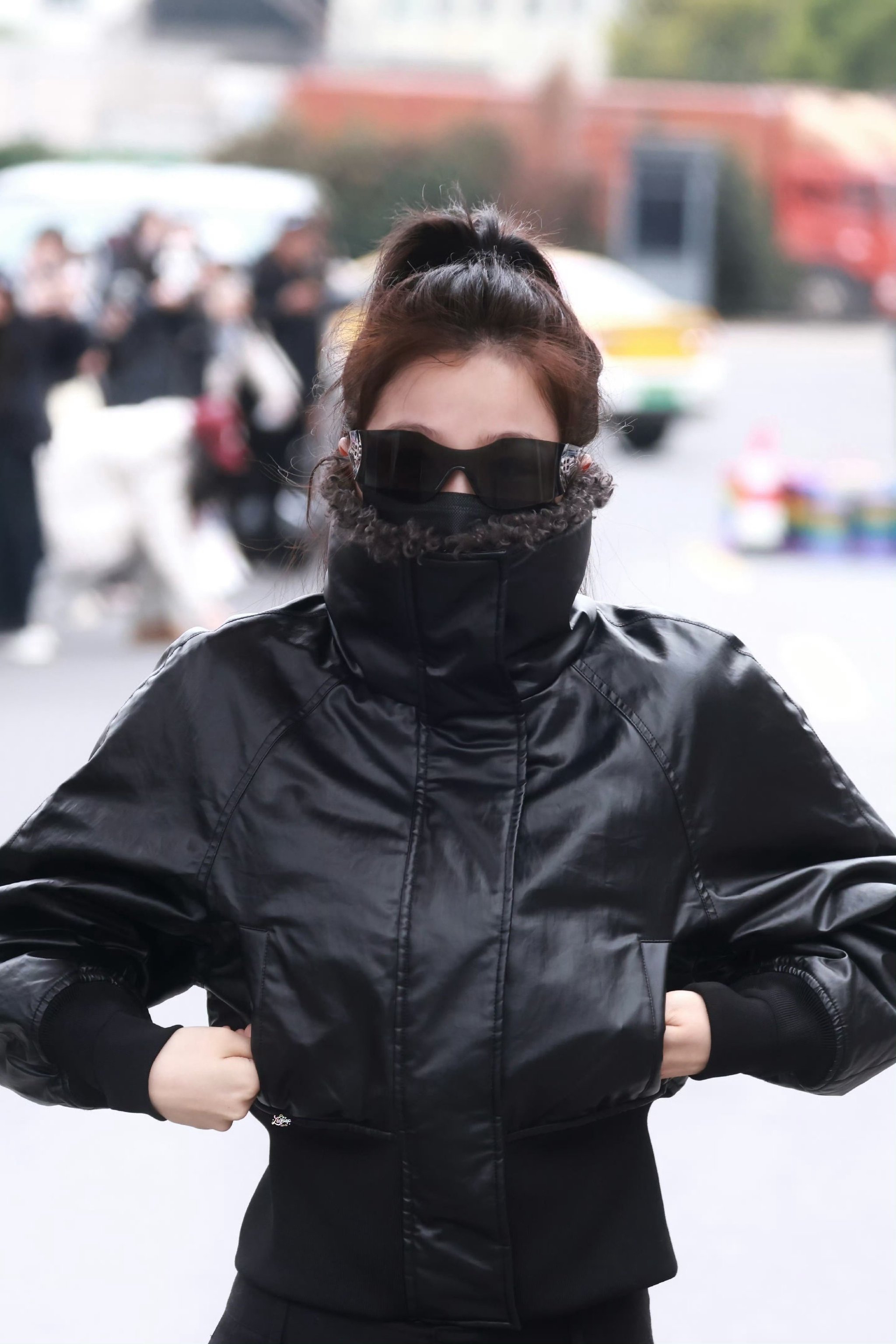 虞书欣《云初令》高马尾上班路透，All BLACK COOL GIRL，被夸像Jennie