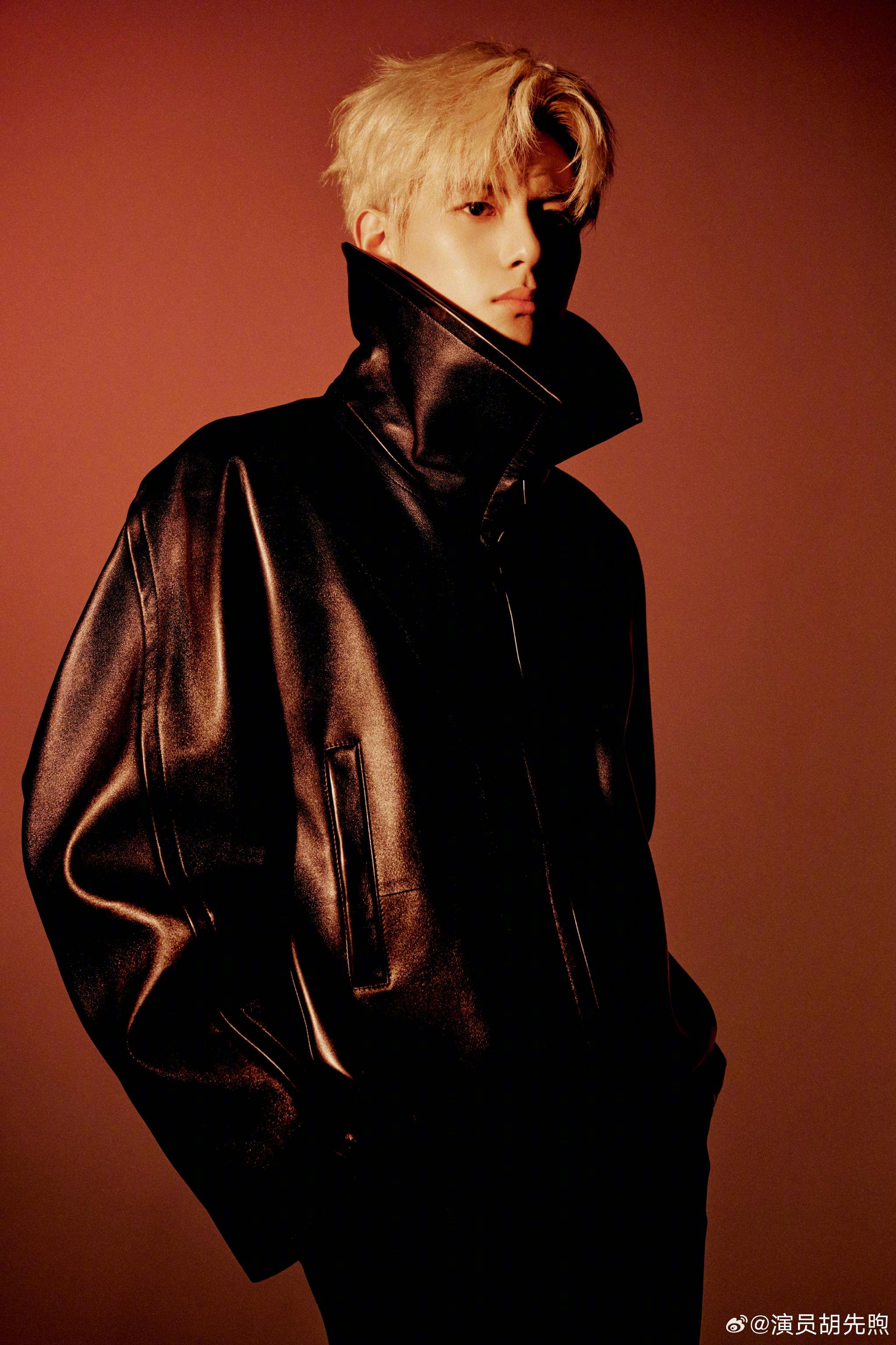 出席白金发色让人眼前一亮