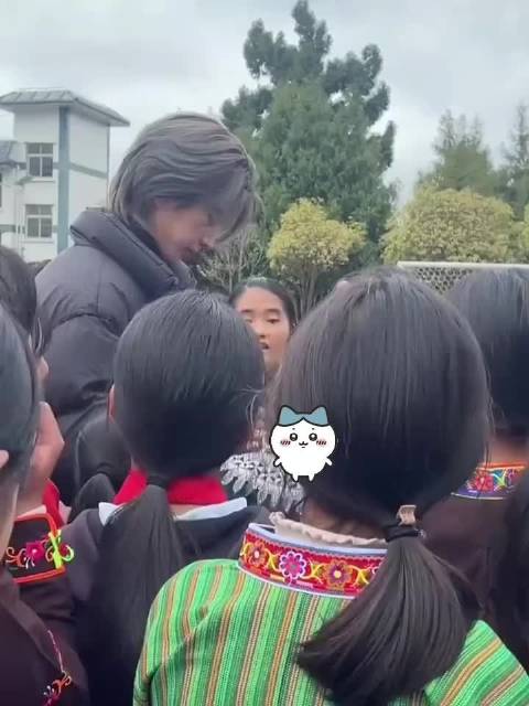 蔡徐坤去贵州做公益，帮孩子们圆梦，给邓紫棋打电话