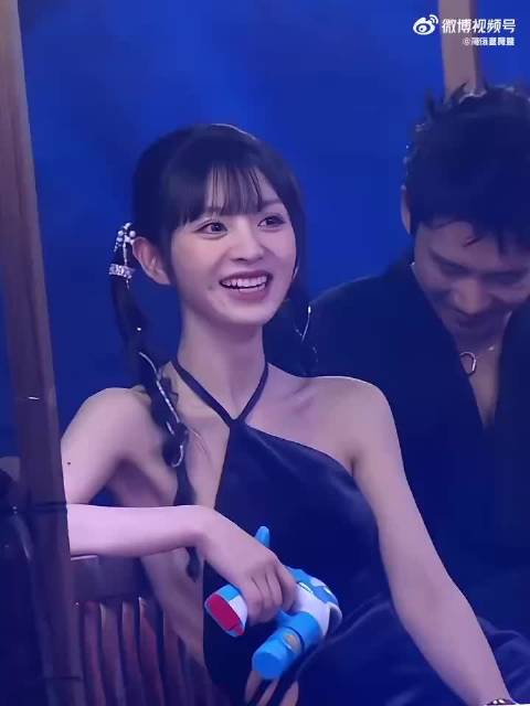 田曦薇 王安宇乘船同框,好养眼的组合!