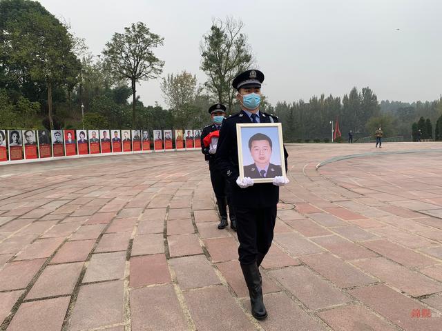 警魂不朽 缉毒英雄周钱烈士安葬仪式在成都烈士陵园举行休闲区蓝鸢梦想 - Www.slyday.coM 警魂不朽 缉毒英雄周钱烈士安葬仪式在成都烈士陵园举行休闲区蓝鸢梦想 - Www.slyday.coM