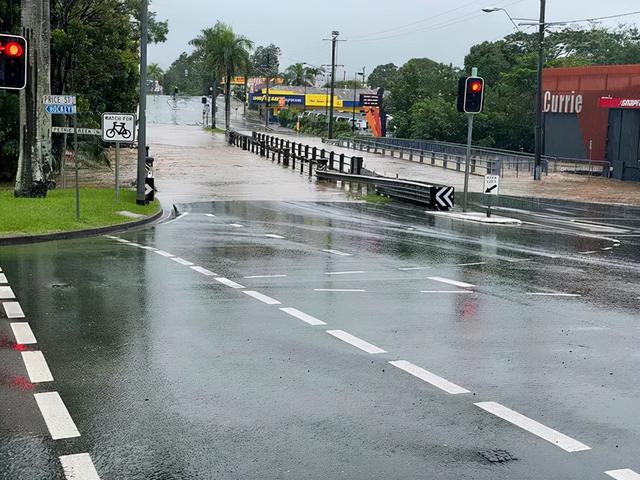 澳洲多地遭恐怖洪水暴袭，全城被淹，专家：雨还要下数月