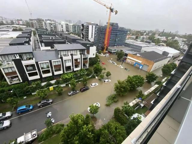 澳洲多地遭恐怖洪水暴袭，全城被淹，专家：雨还要下数月
