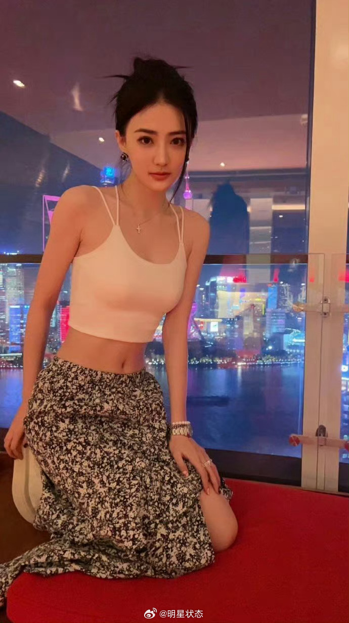 徐璐跪地式的吊带太有魅力了