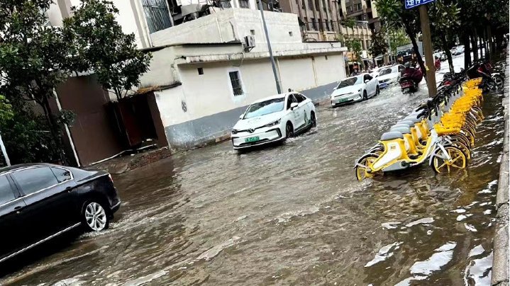 交通拥堵！大雨致昆明主城区多地淹积水 这些路段要绕行