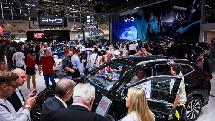 302万辆！时隔39年！比亚迪夺回中国汽车市销量冠军宝座