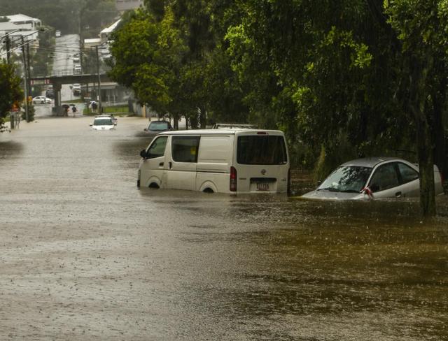 澳洲多地遭恐怖洪水暴袭，全城被淹，专家：雨还要下数月