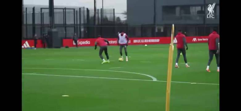 埃基蒂克假动作未过范迪克，遭利物浦后卫拦截