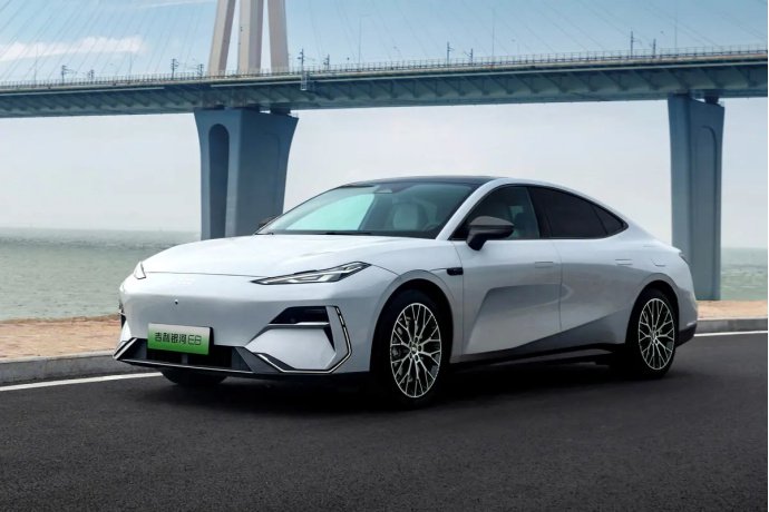 20万级别纯电轿跑PK 小鹏P7+ VS银河E8