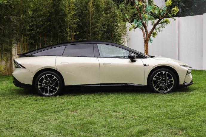 20万级别纯电轿跑PK 小鹏P7+ VS银河E8