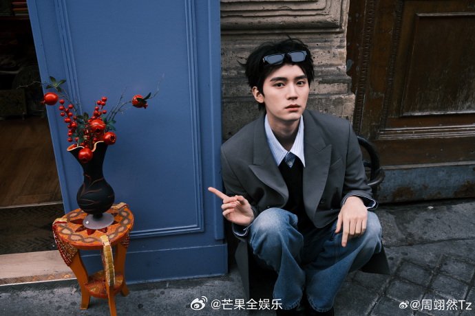 周翊然巴黎男装周大背头造型亮相，现偶男主氛围感十足