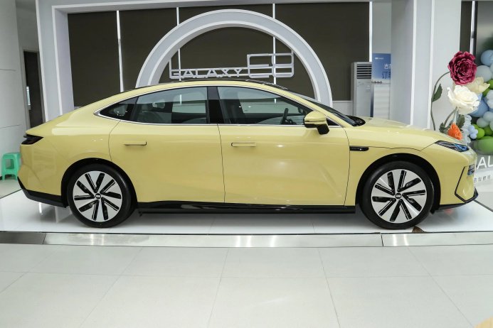 20万级别纯电轿跑PK 小鹏P7+ VS银河E8