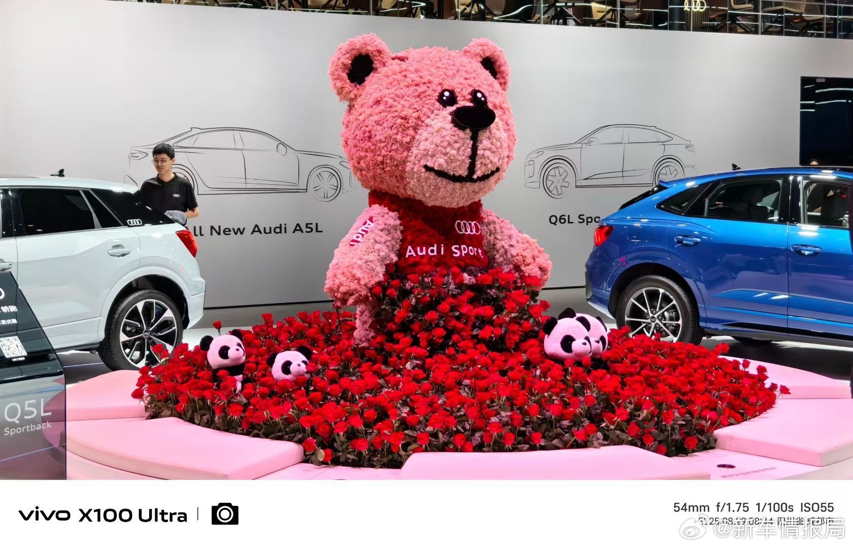 2025成都车展七夕开幕，粉嫩装扮吸引情侣打卡