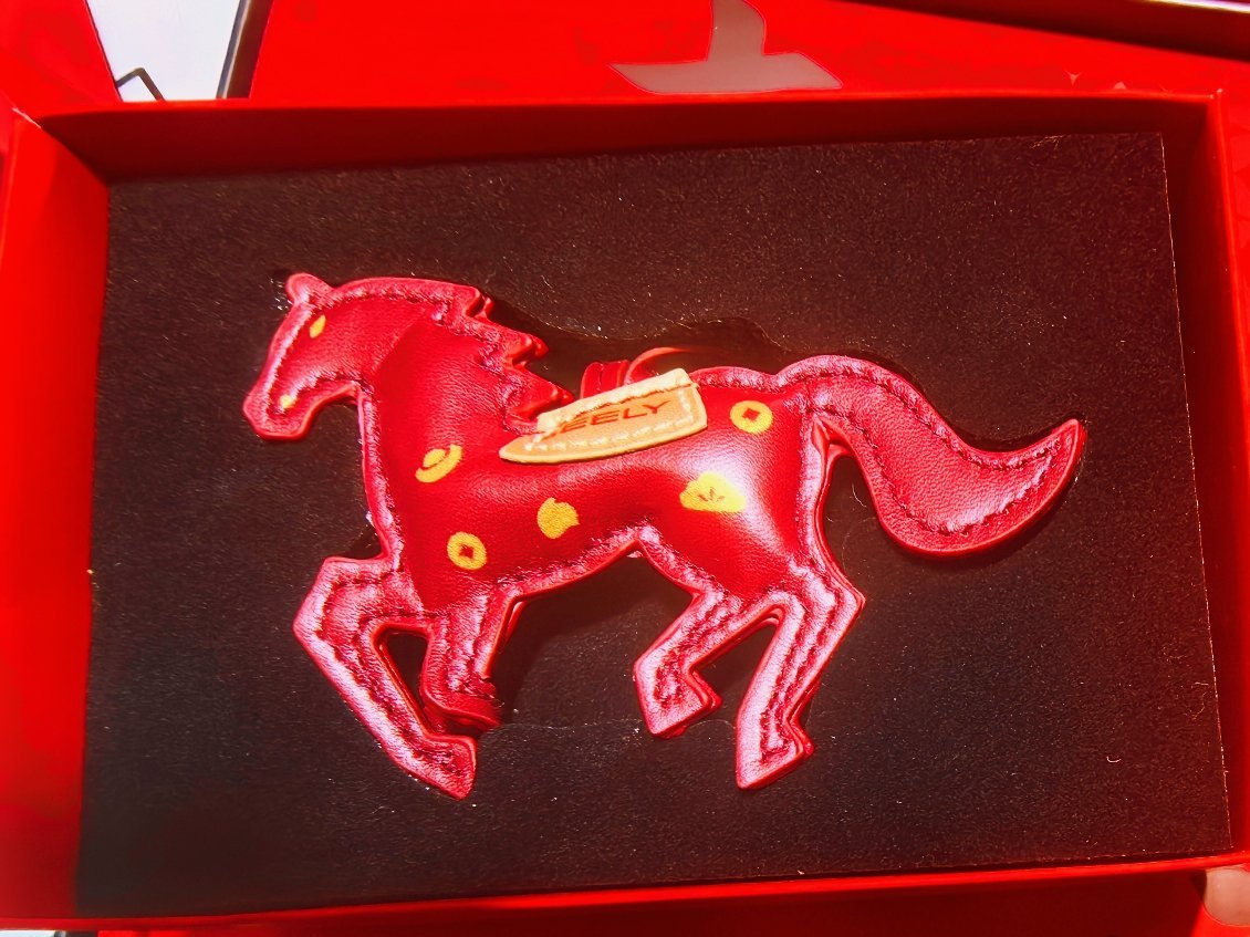 陈永华收品牌礼盒送祝福