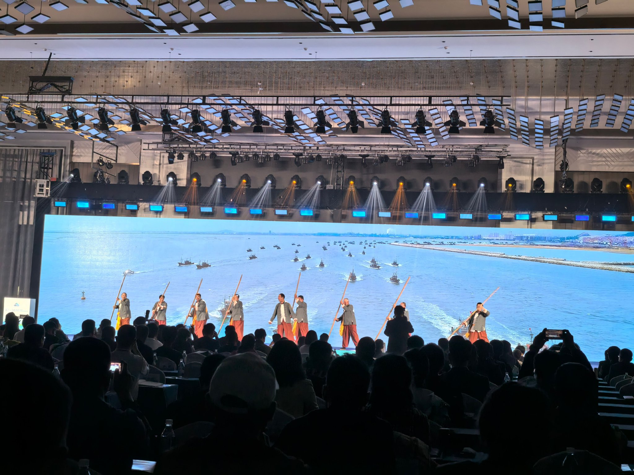 日照2024中国运动休闲大会暨体育旅游季开幕式上…