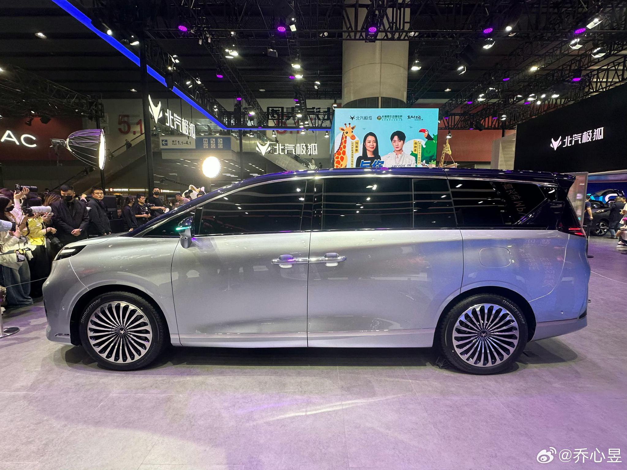 极狐发布5.3米MPV车型，配小蓝灯亮相广州车展
