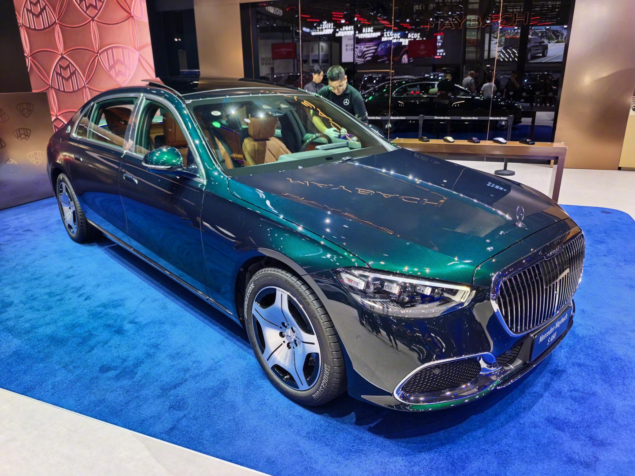 迈巴赫渐变绿黑漆面强光下显绿，车主升级射灯凸显效果